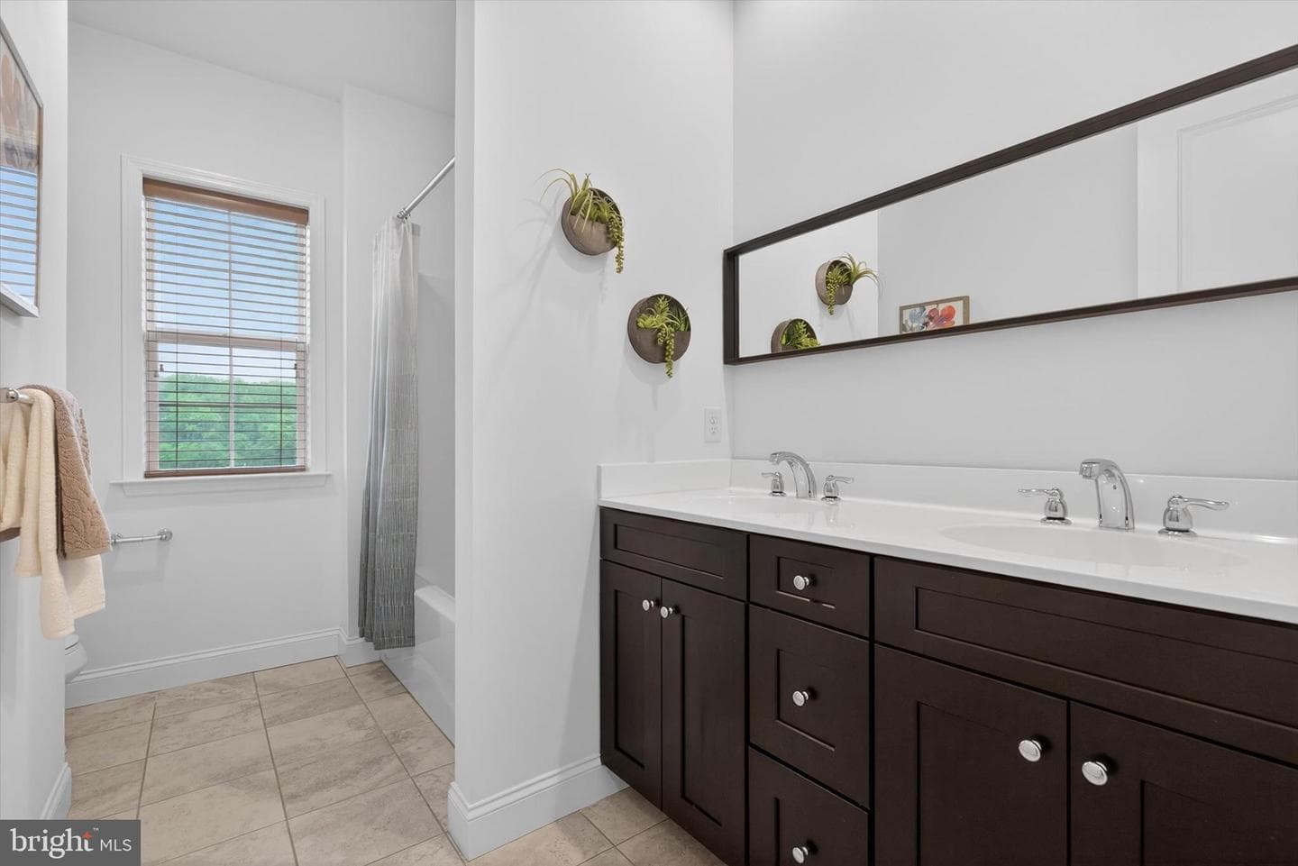 87 Edris Lane photo 35