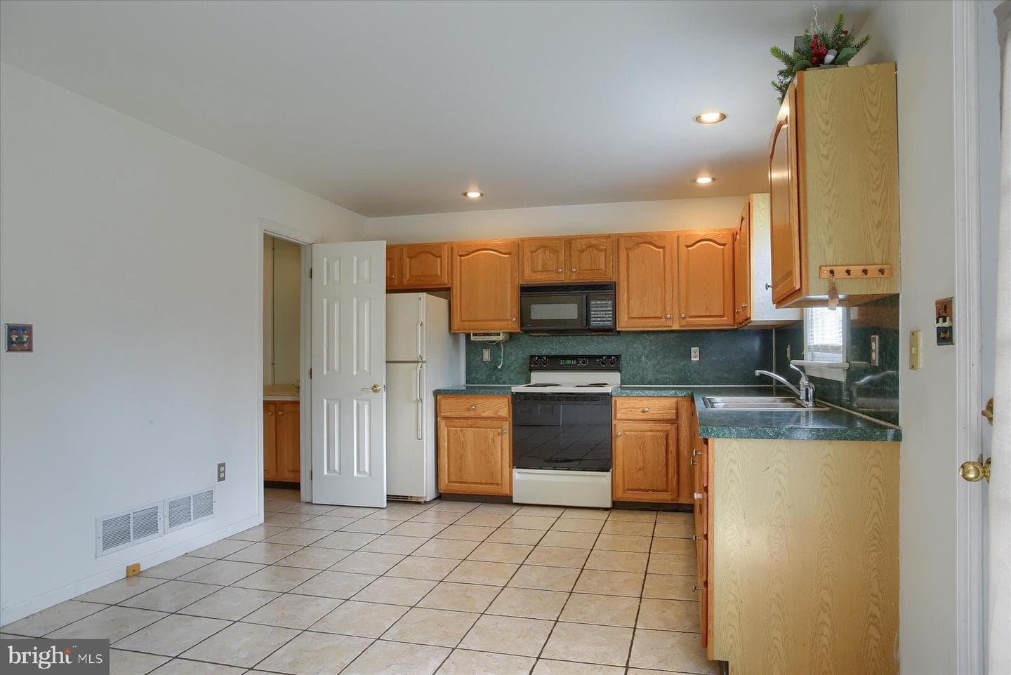 4179 Kittatinny Dr photo 9