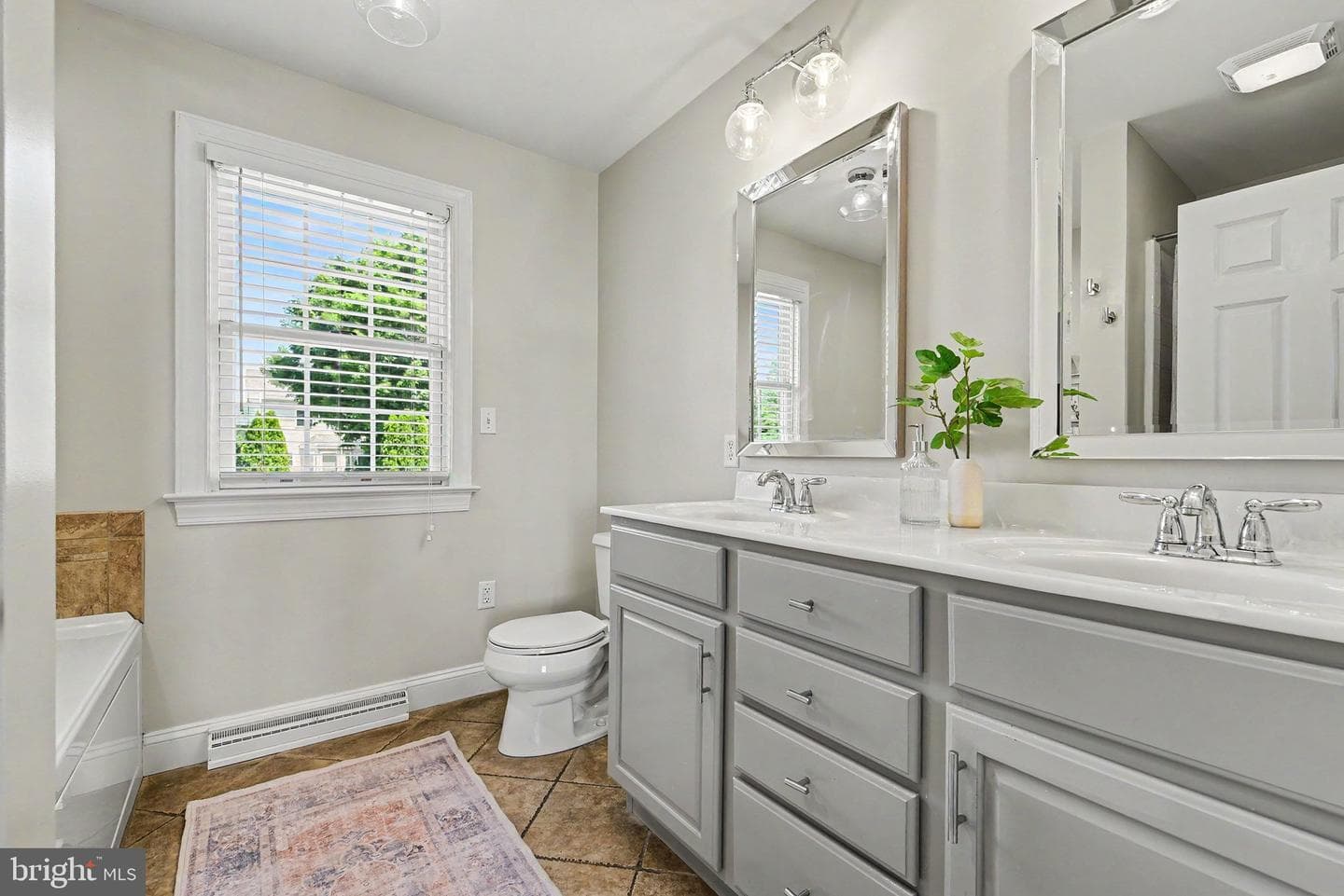 185 Regal View photo 16