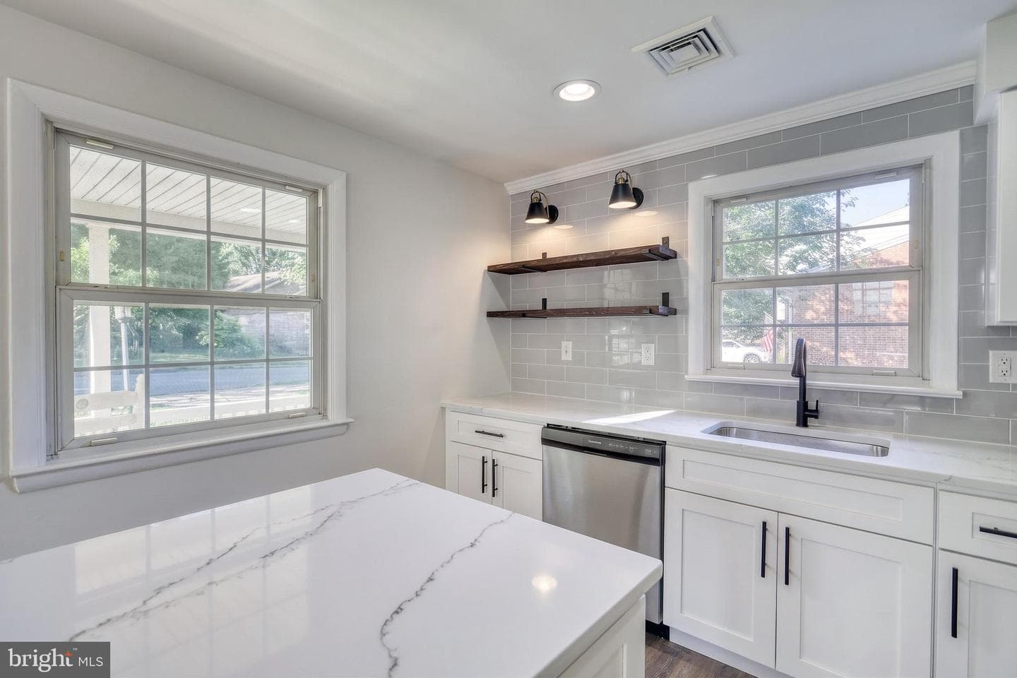 370 Beverly Road photo 21