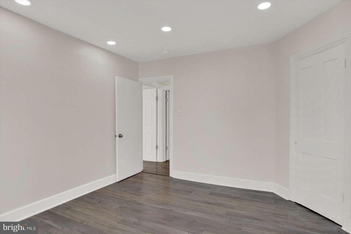 113 N York Street photo 11