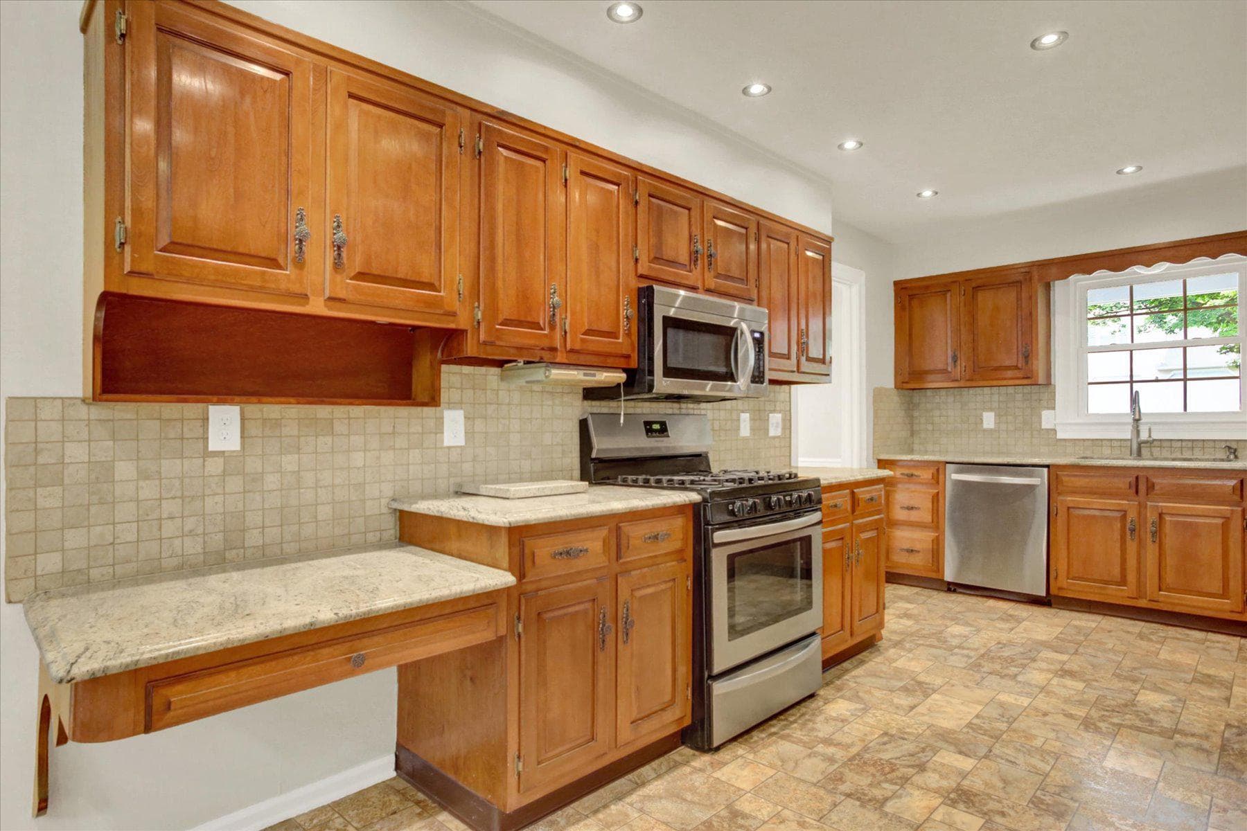 470 Woodcrest Drive photo 10