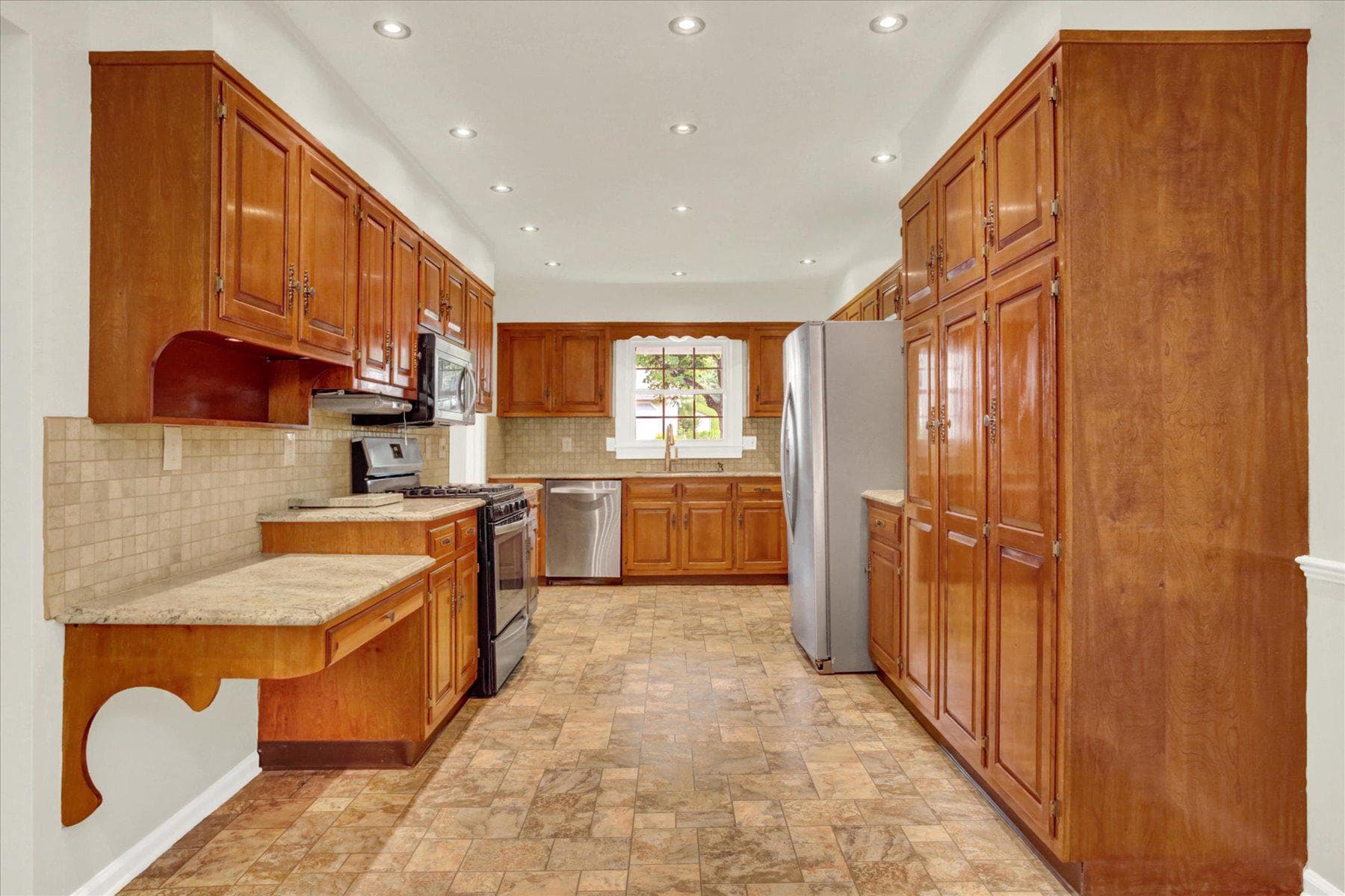 470 Woodcrest Drive photo 9
