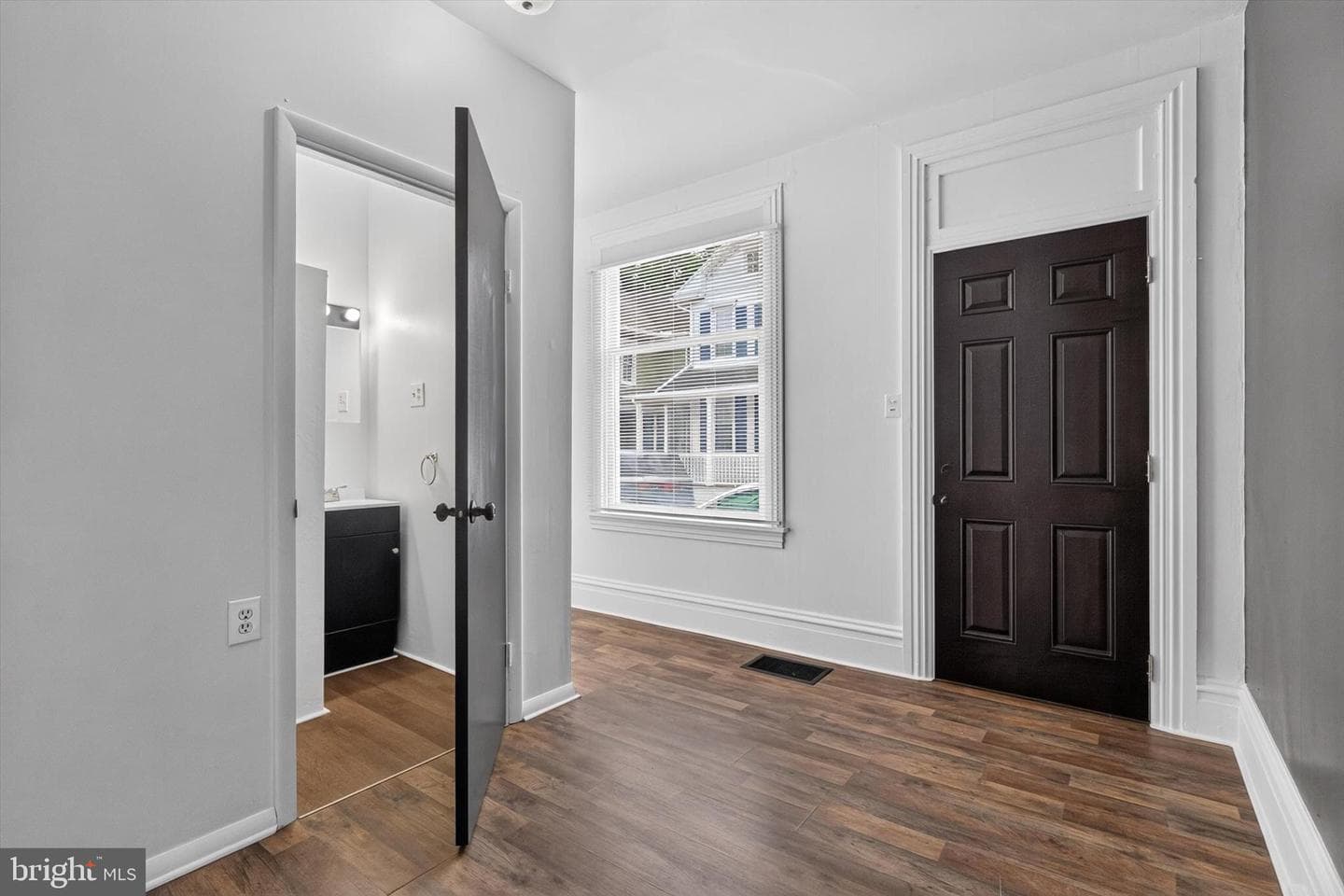 115 E Locust Street photo 4