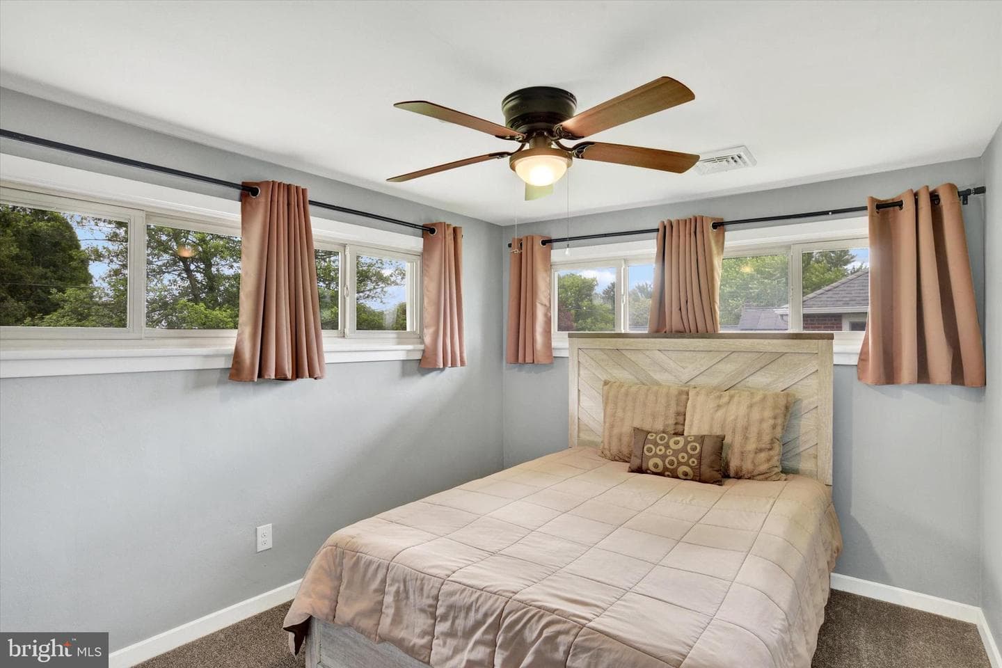 640 Walton Street photo 24