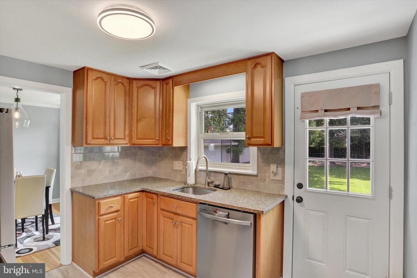 640 Walton Street photo 9