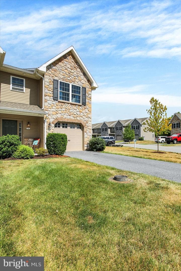 349 Melbourne Lane photo 3