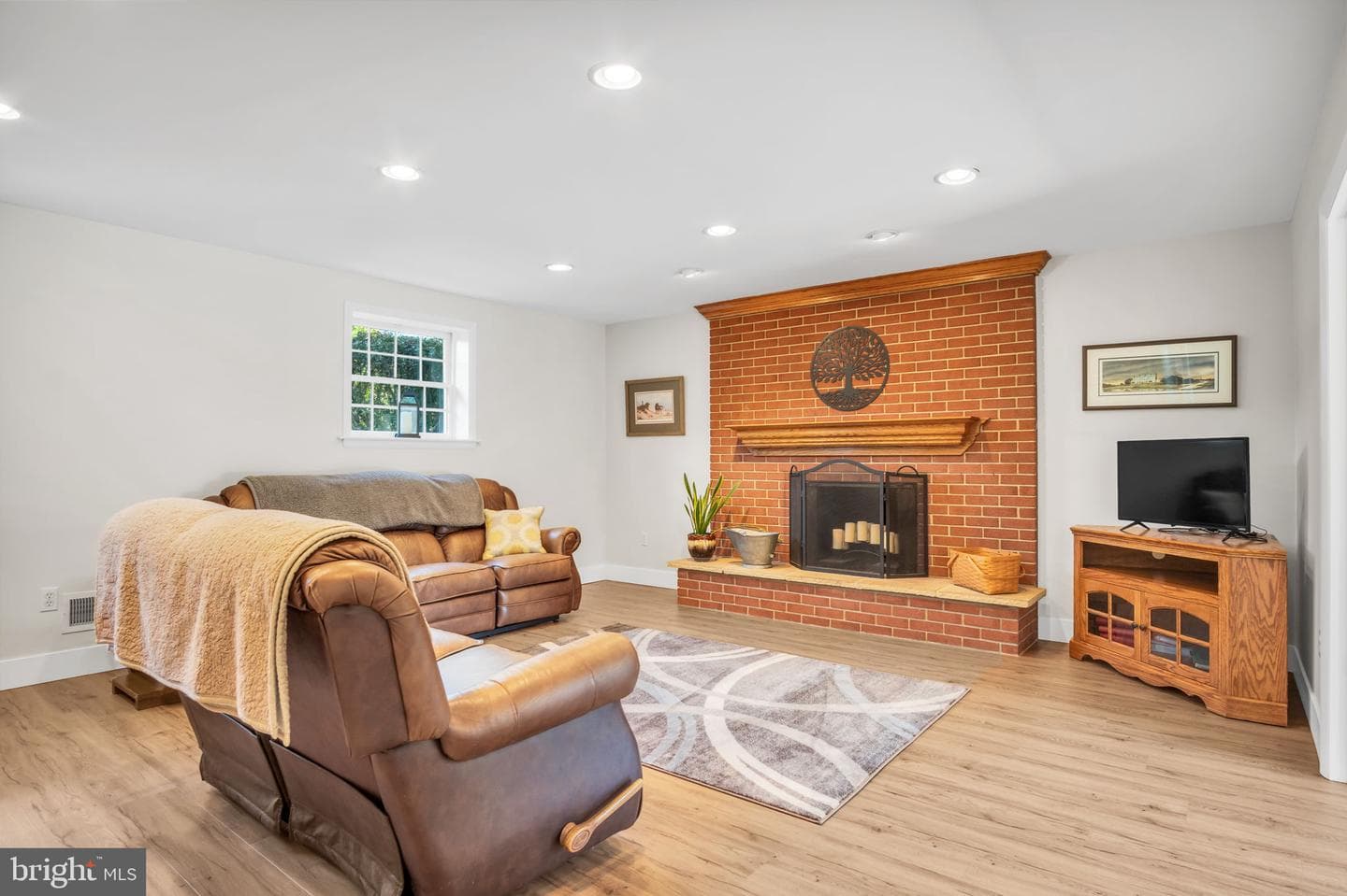 306 E Elmwood Avenue photo 22