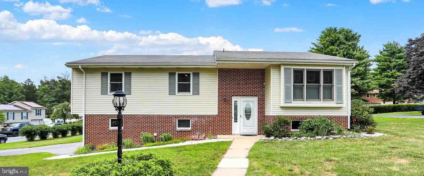 61 Sheraton Drive photo 2