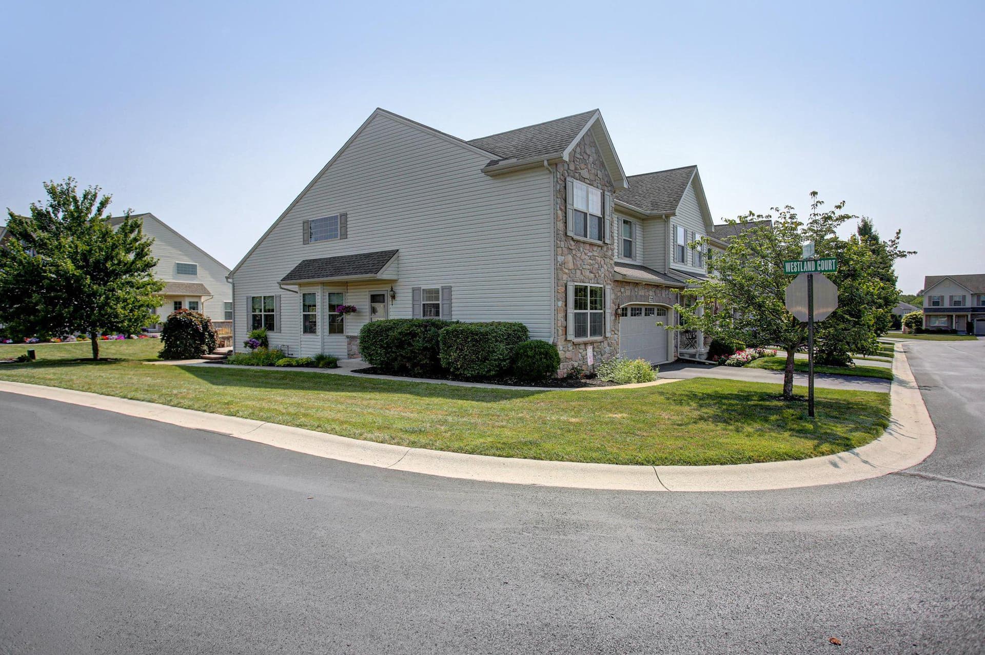 732 Gladstone Court photo 3