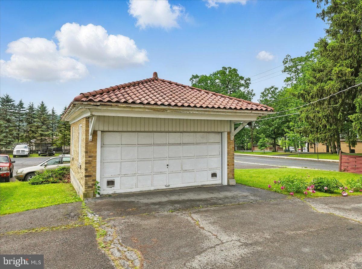 639 Iron Street photo 38