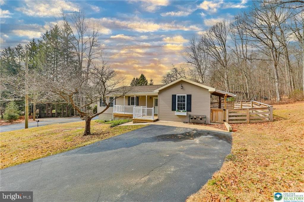 370 W White Bear Drive photo 2