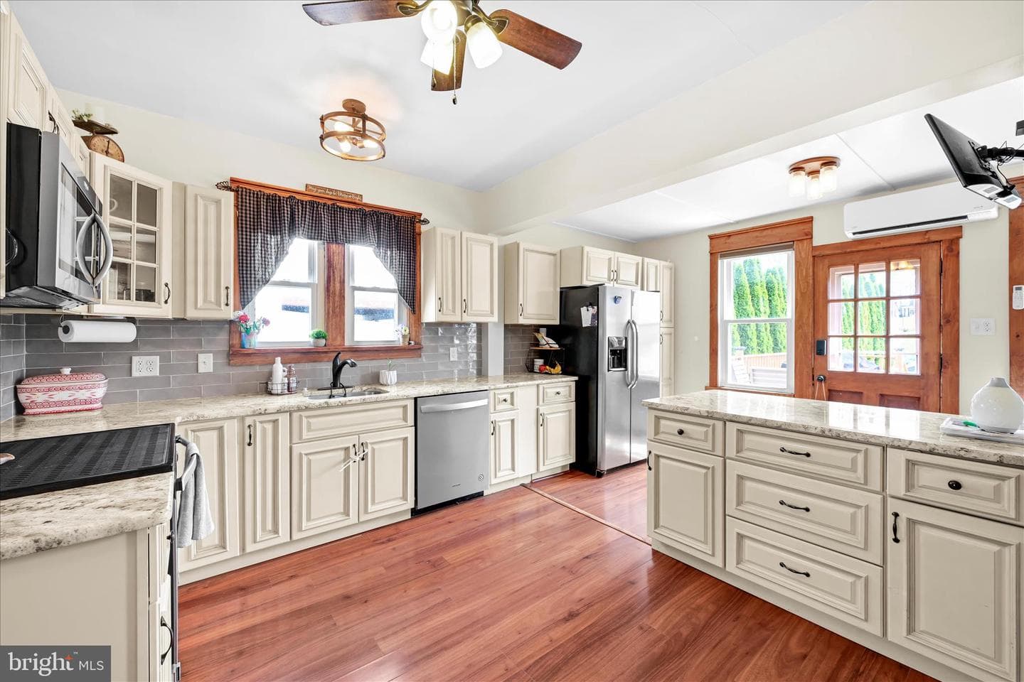 137 E Walter Street photo 12
