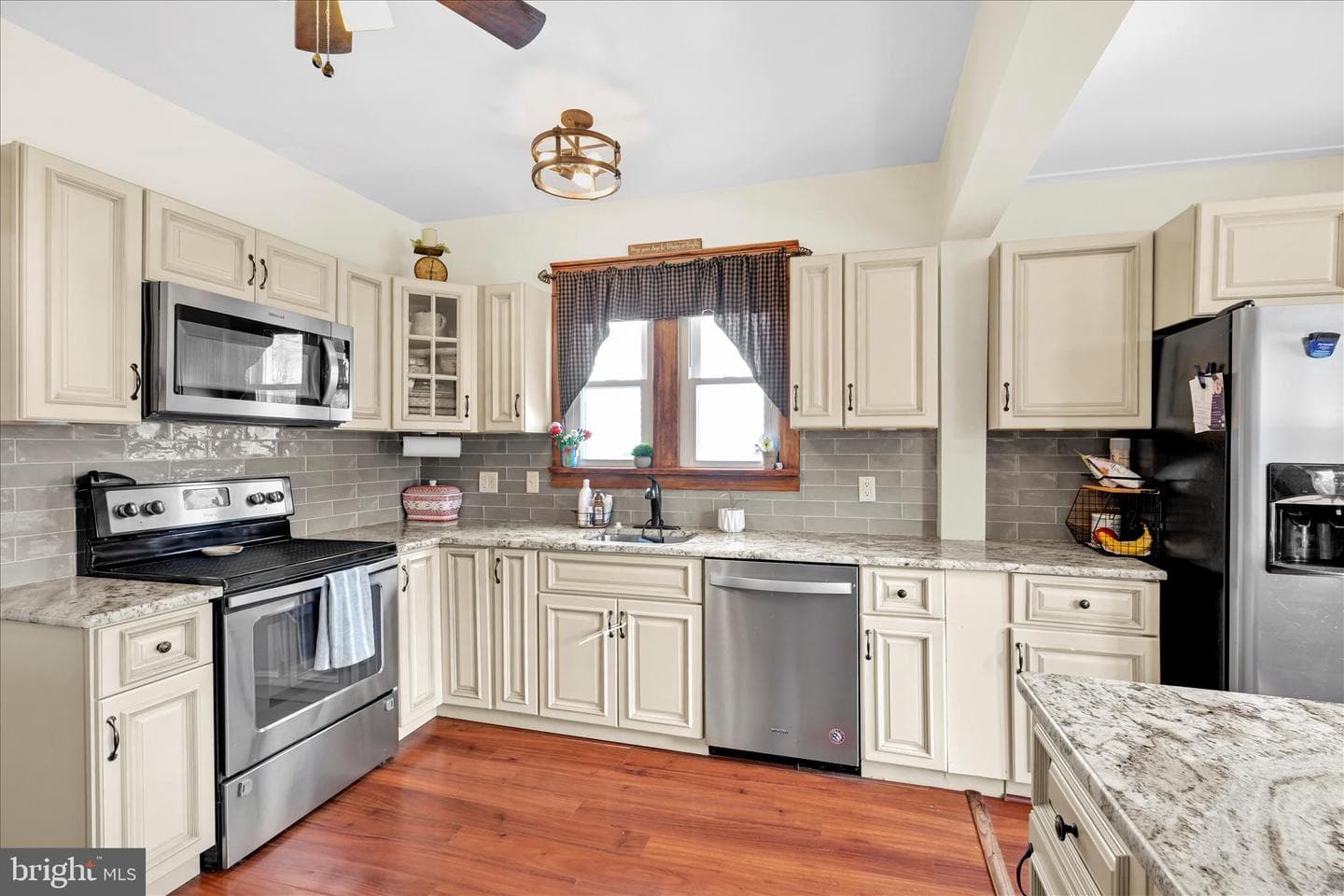 137 E Walter Street photo 13