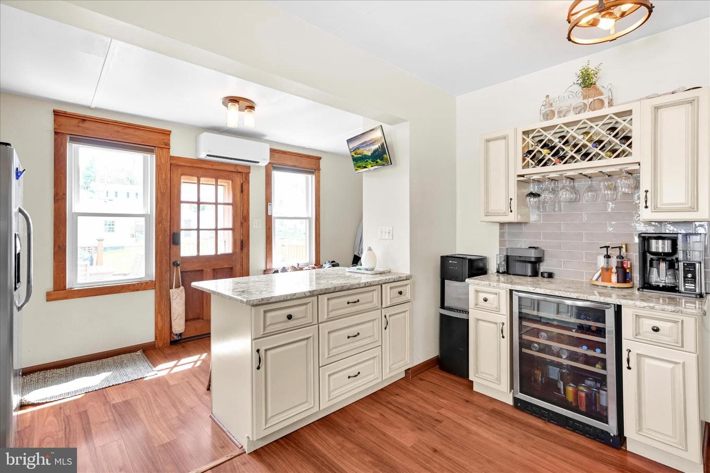 137 E Walter Street photo 14