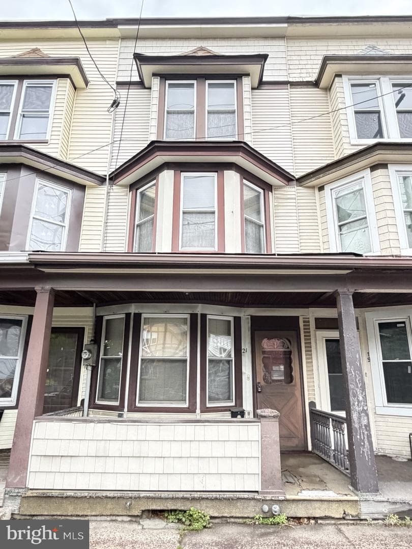 21 W Bertsch Street photo 2