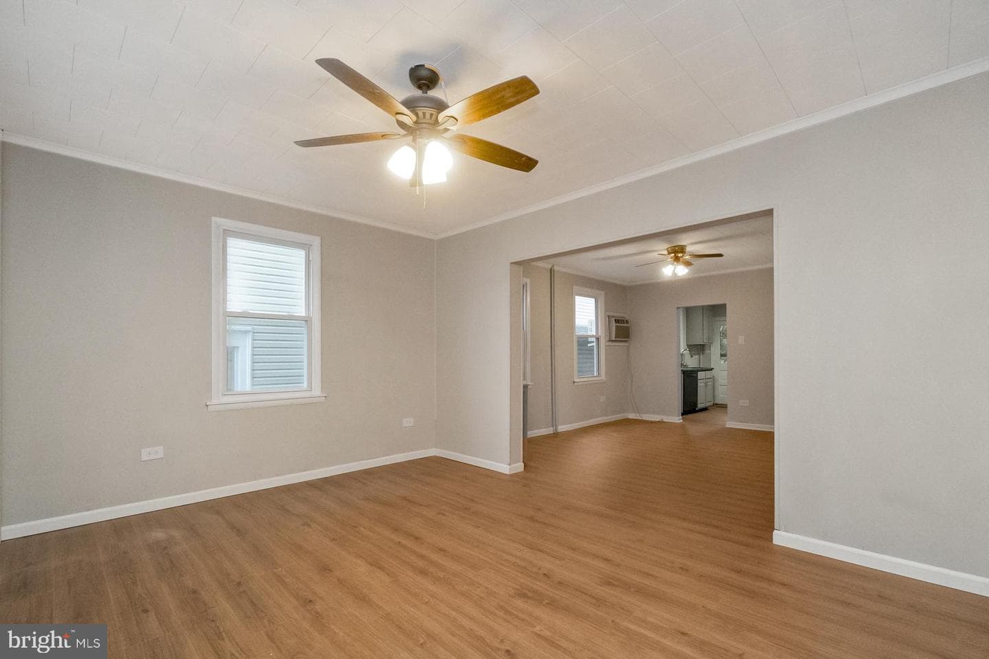 341 W Ridge Street photo 2