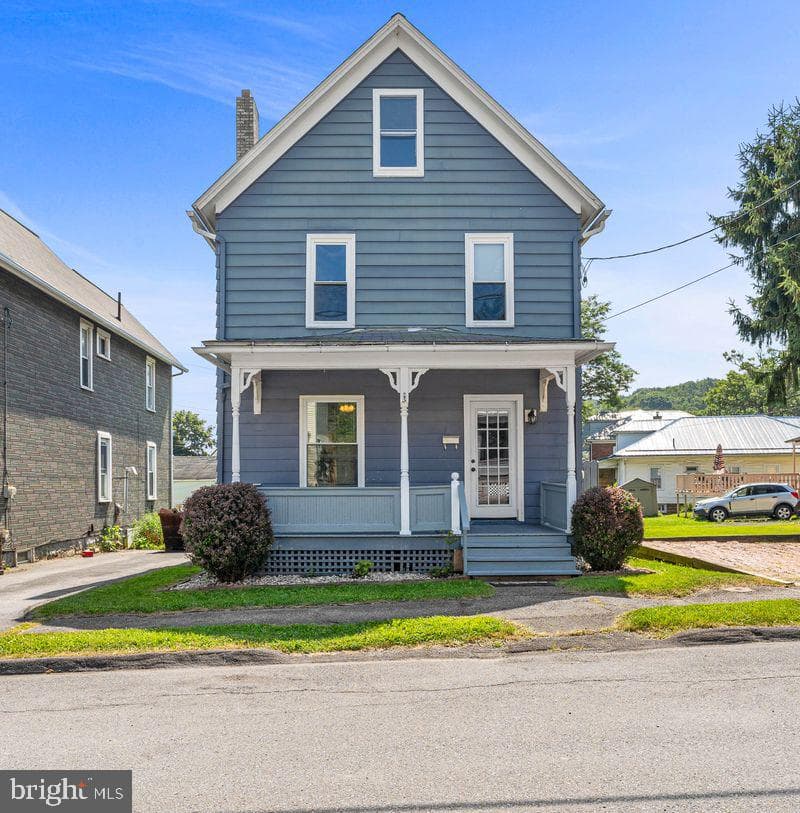 483 E 10th Street photo 1