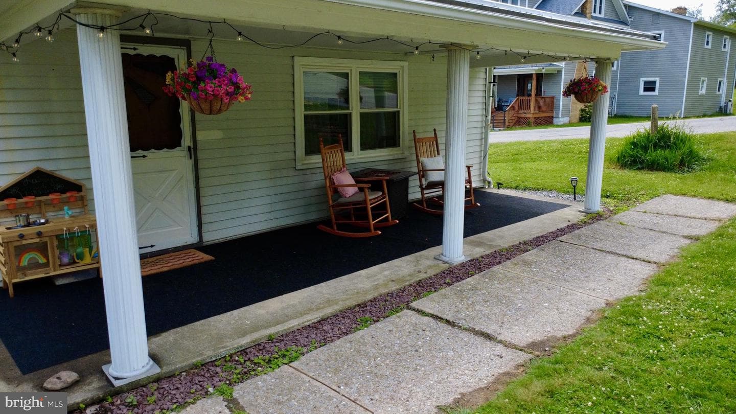 823 Mary Street photo 2