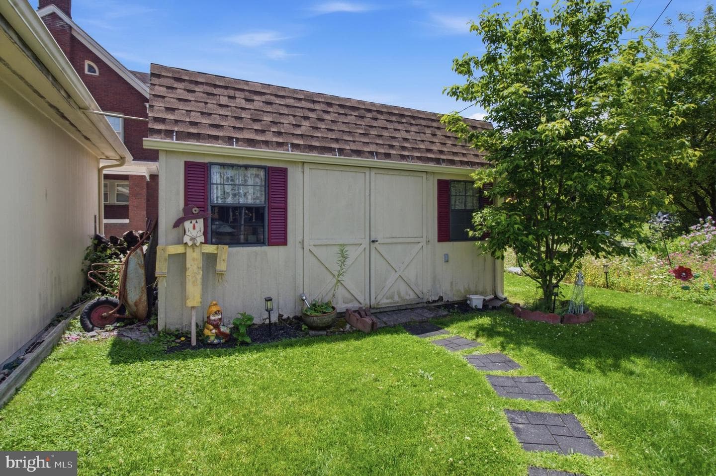 302 Nichols Street photo 8