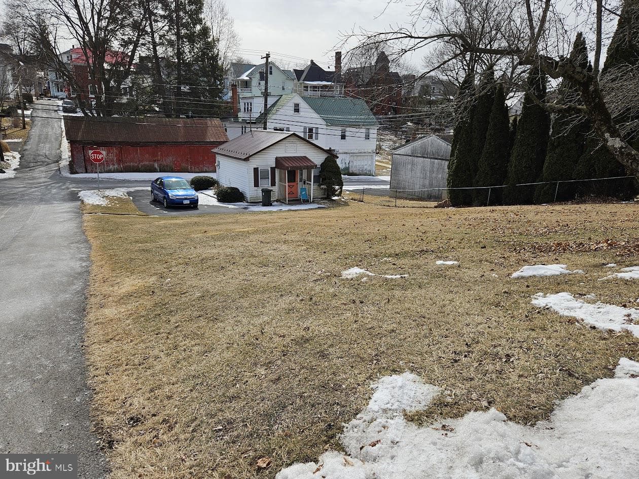 372 E High Street photo 4