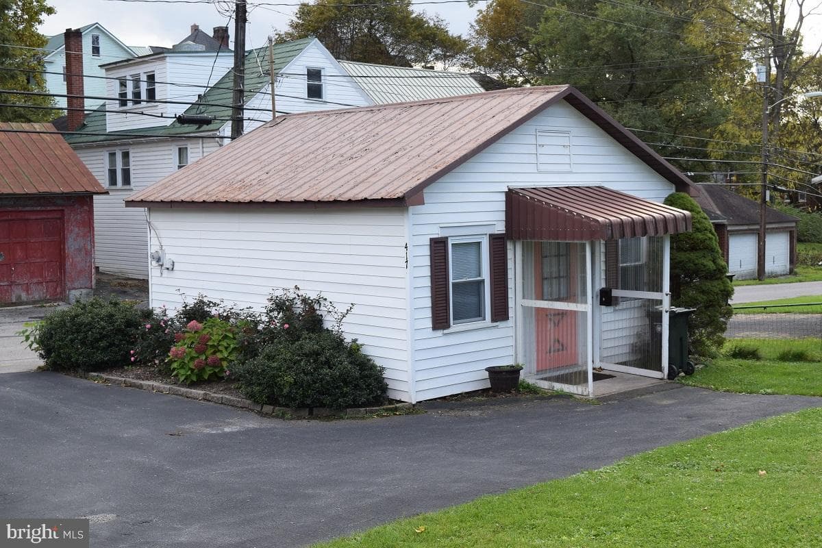 372 E High Street photo 5