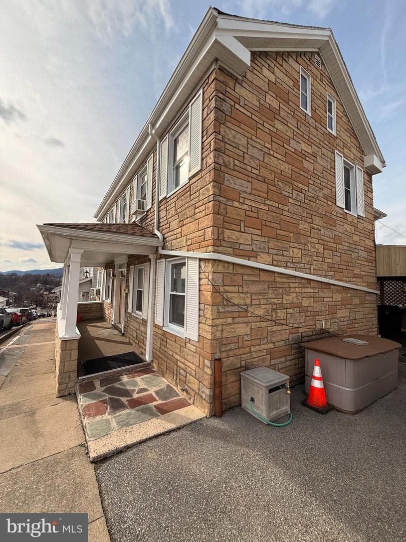 215 E High Street photo 4