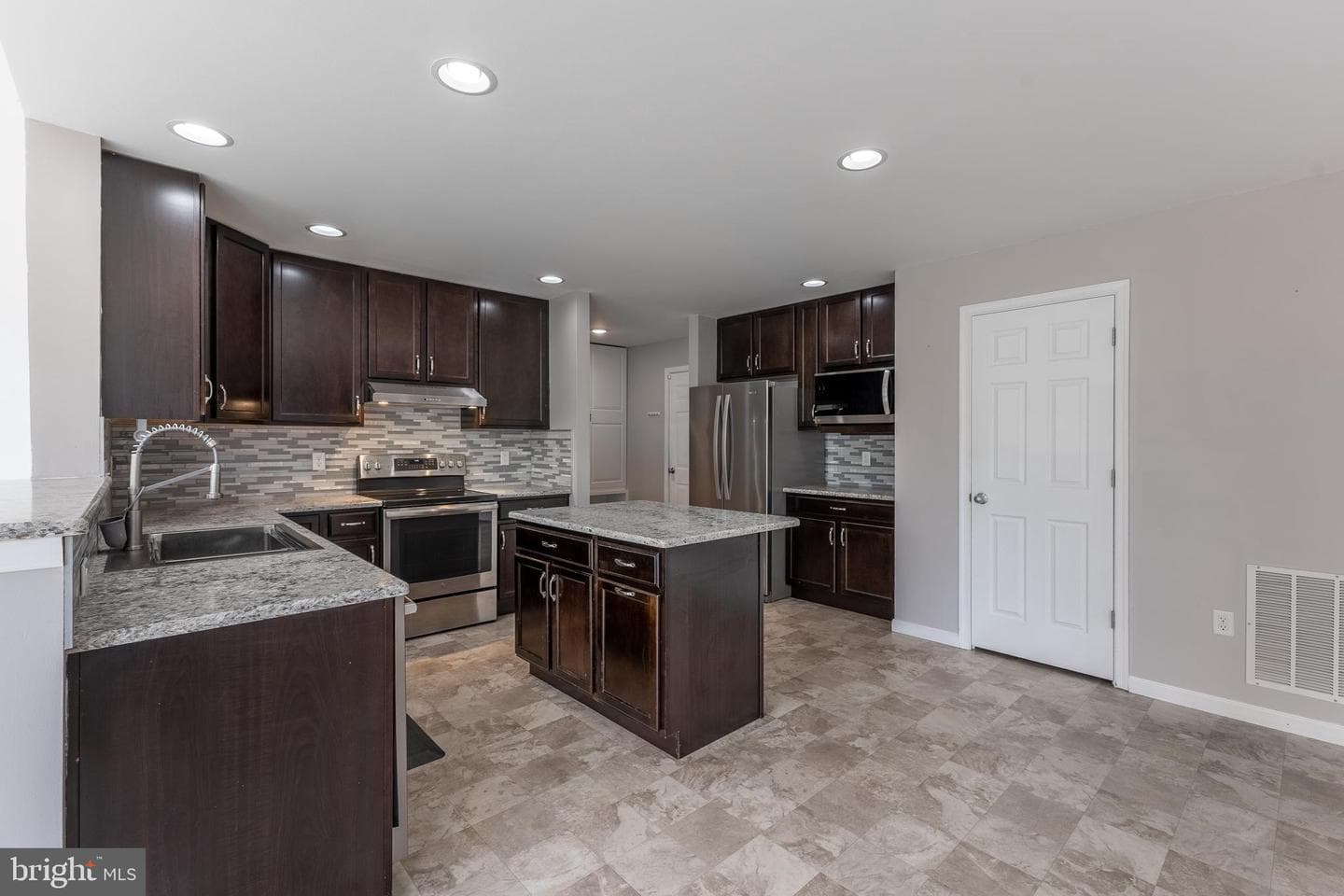 248 Amberleigh Lane photo 10