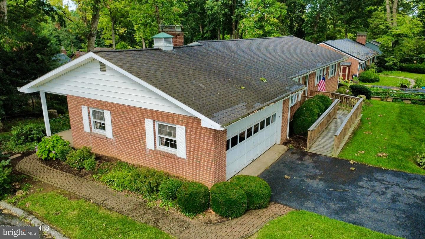 915 Woodland Drive photo 2