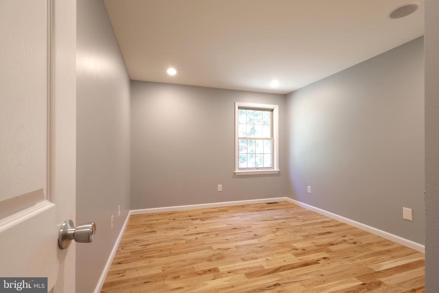 652 B Oakwood Avenue photo 19