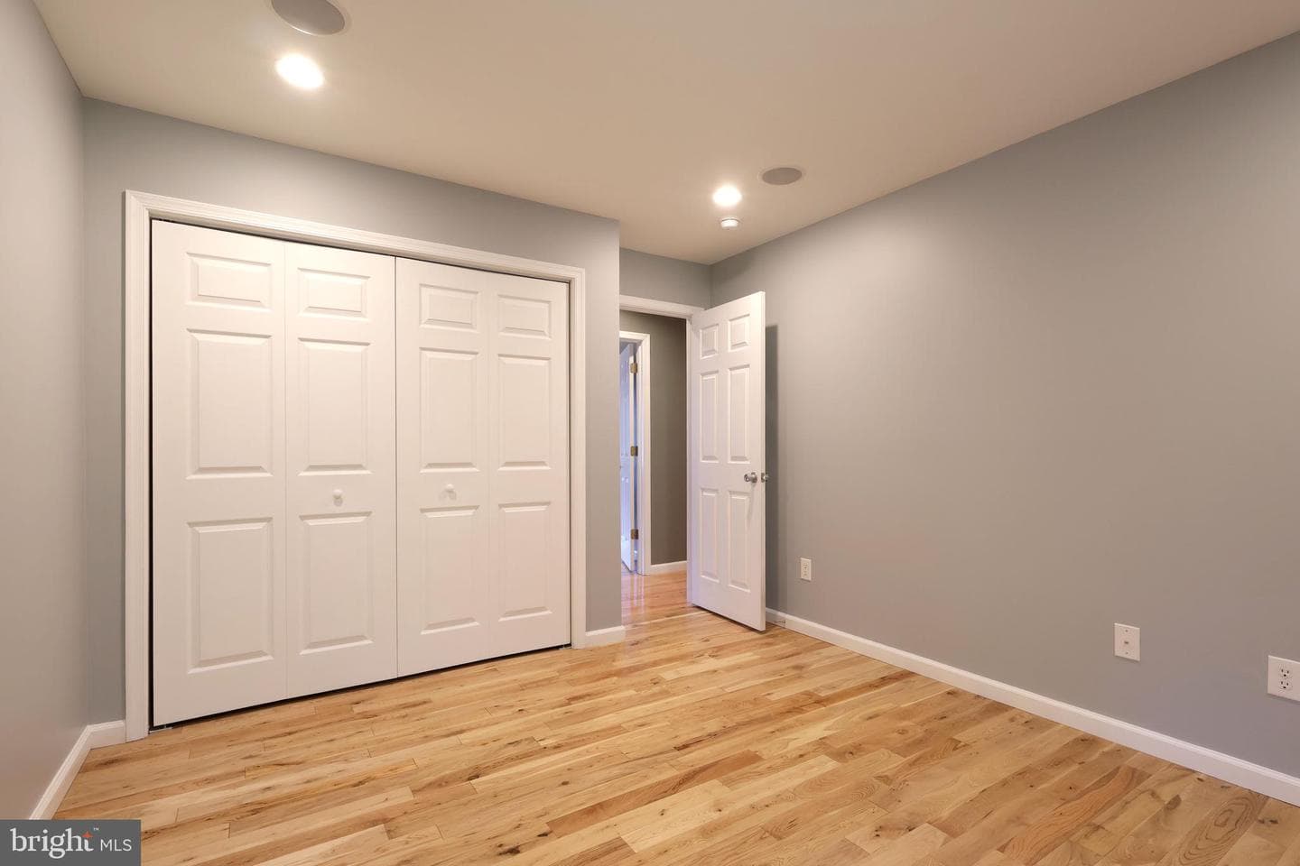 652 B Oakwood Avenue photo 20