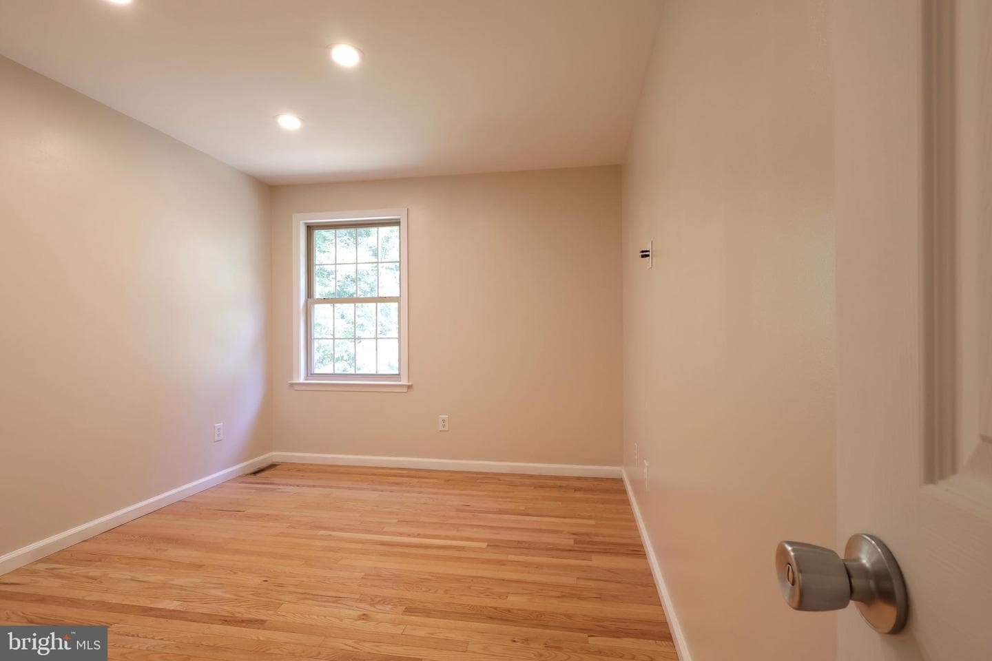 652 B Oakwood Avenue photo 21