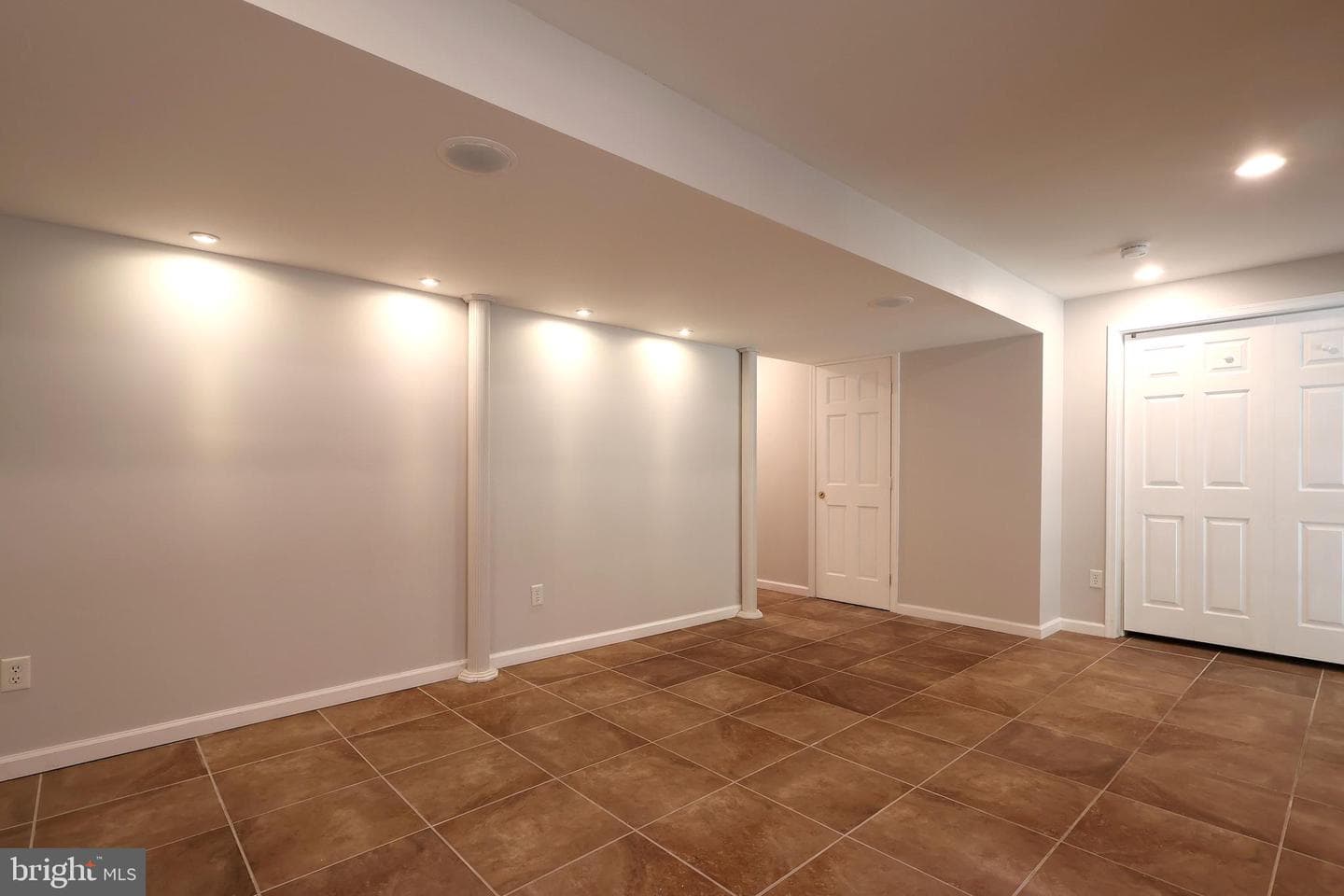 652 B Oakwood Avenue photo 25