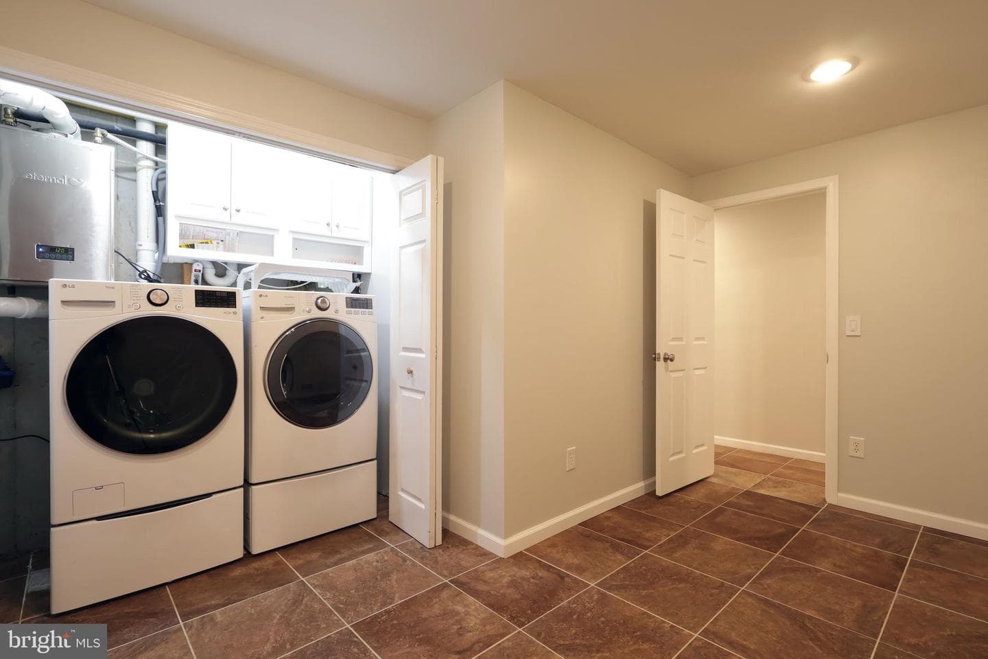 652 B Oakwood Avenue photo 27