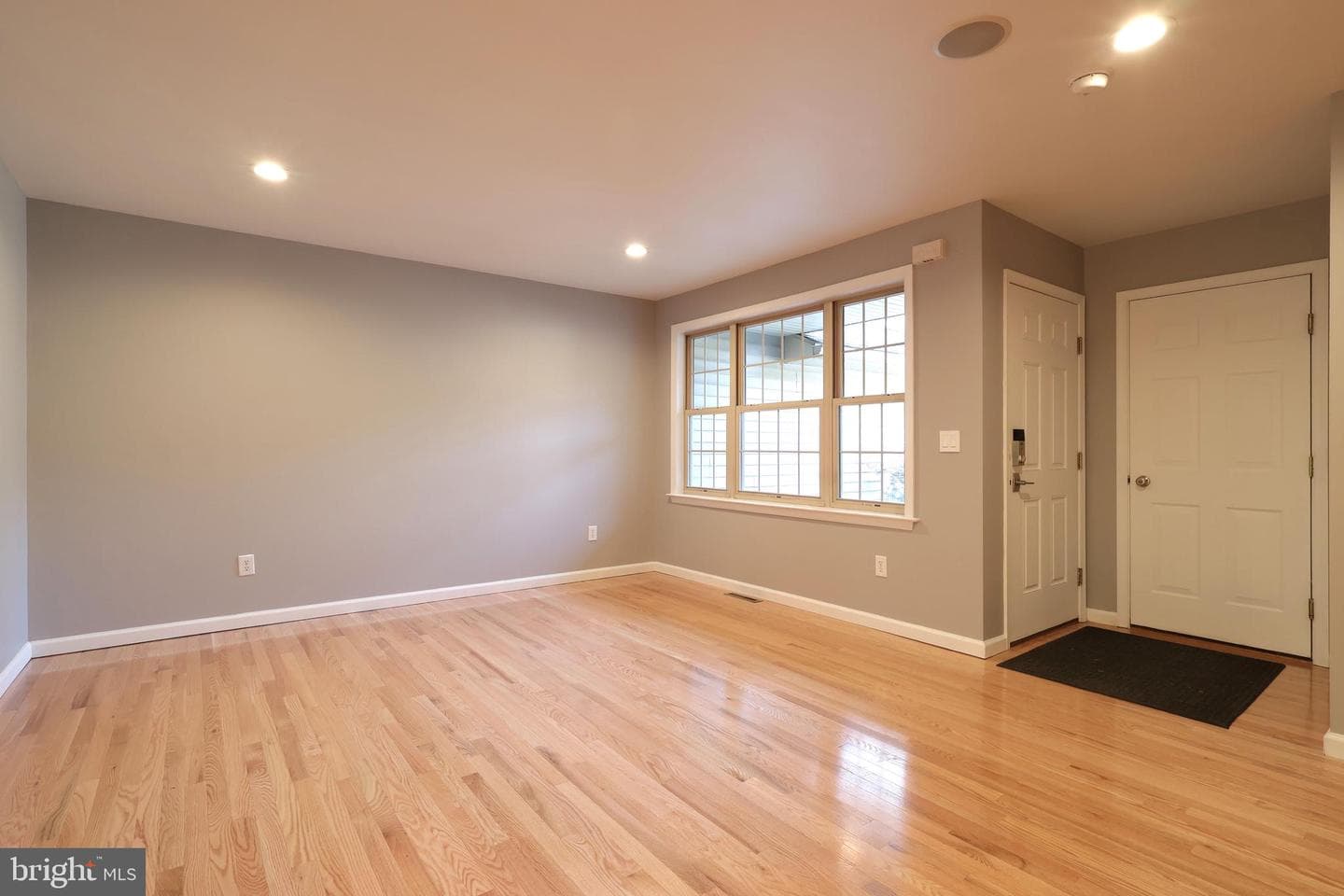 652 B Oakwood Avenue photo 4