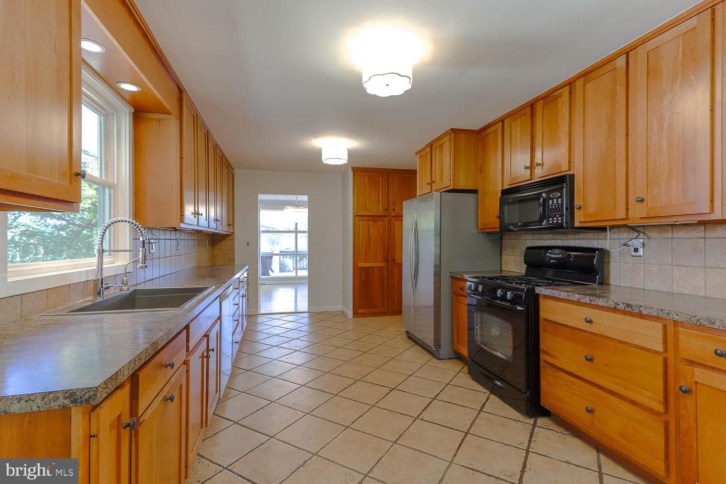 416 E Irvin Avenue photo 9