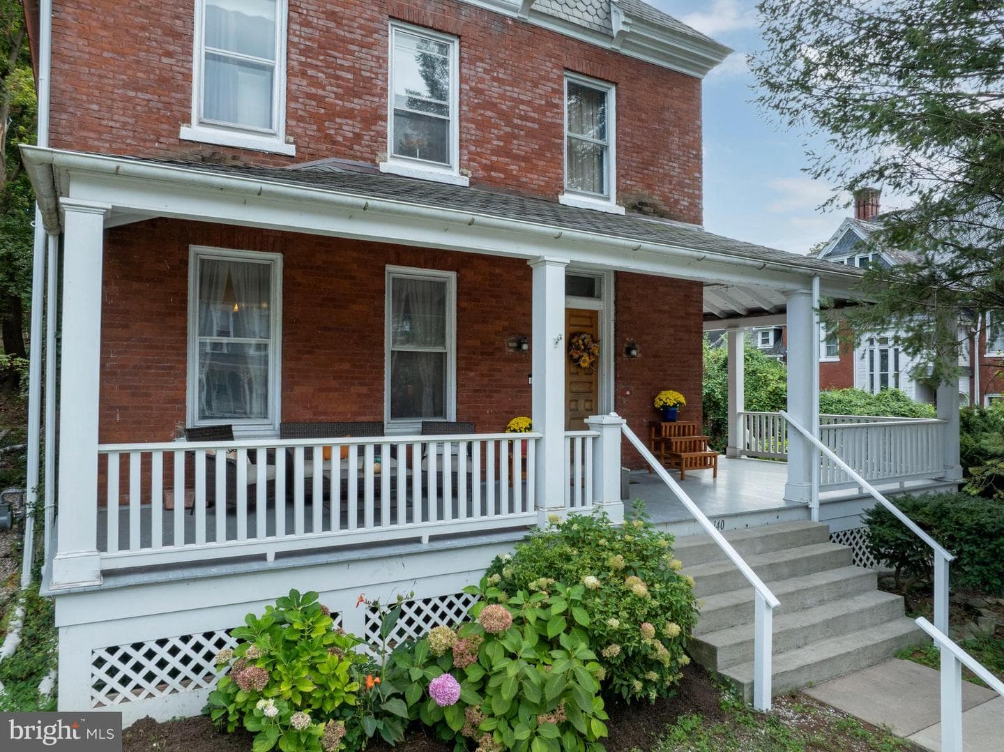 140 E Linn Street photo 1