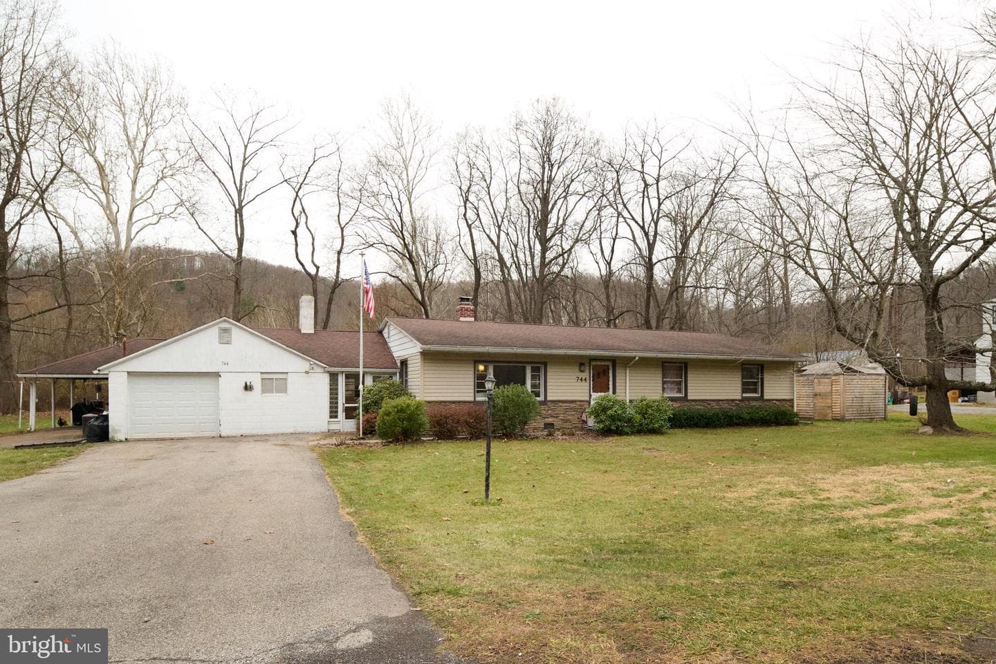 744 Runville Road photo 1