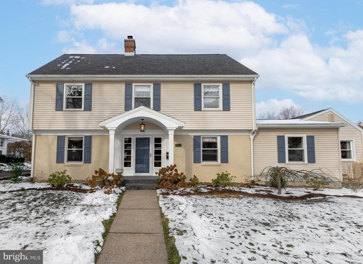 733 W Foster Avenue