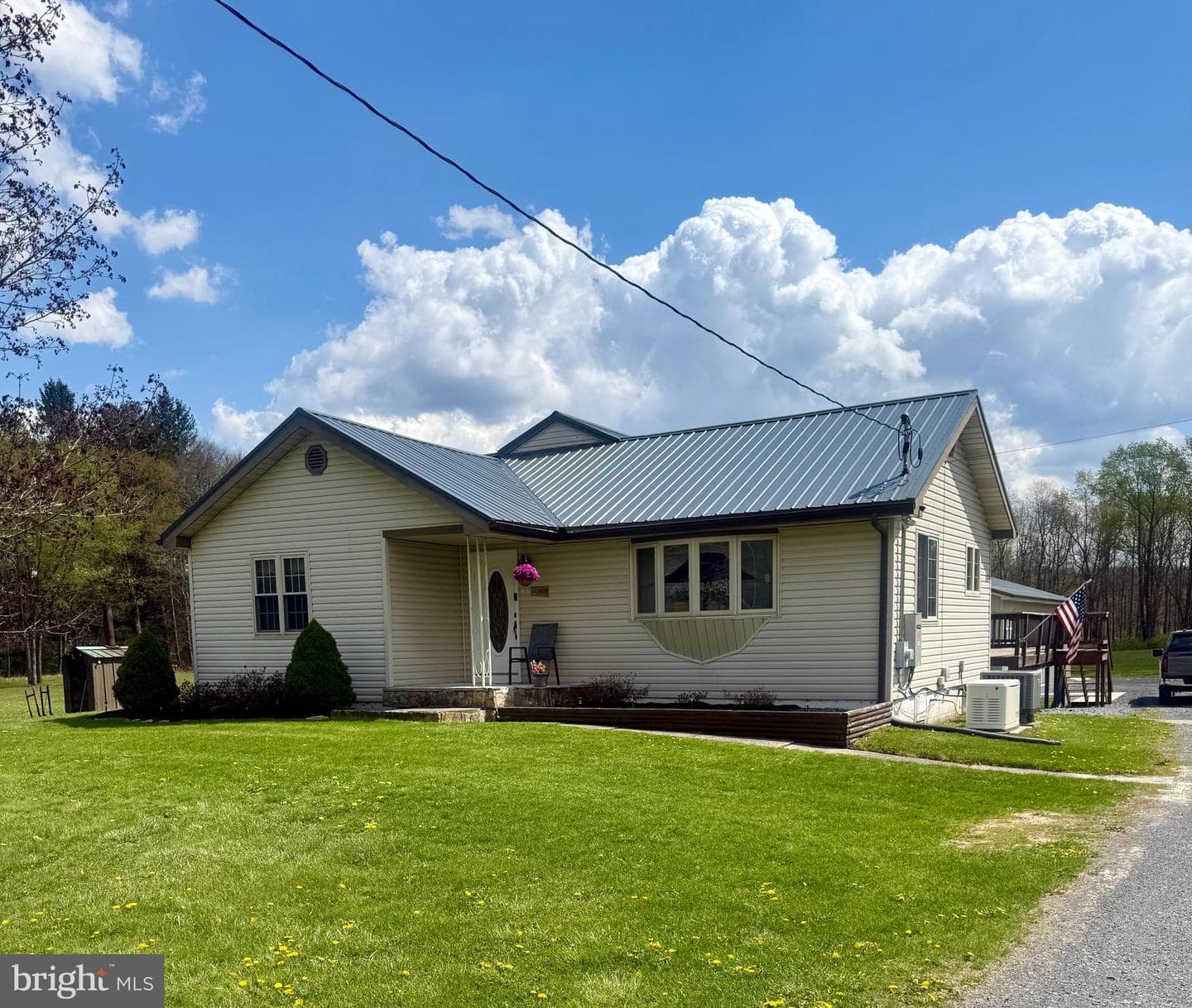 1076 Clarence Road photo 2