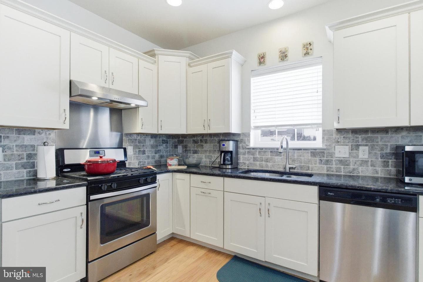 240 Aster Avenue photo 10