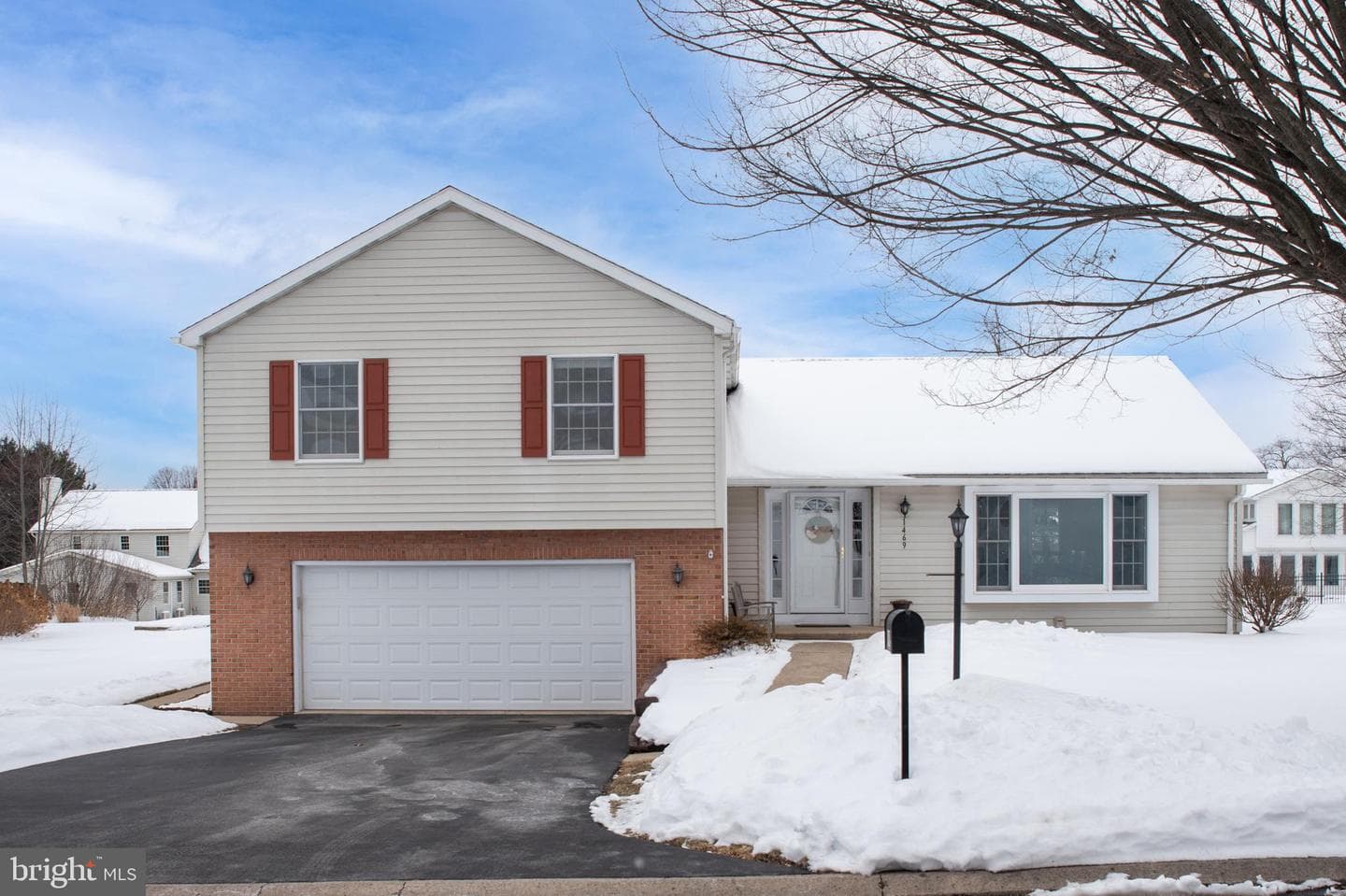 1469 Chaumont Avenue photo 1