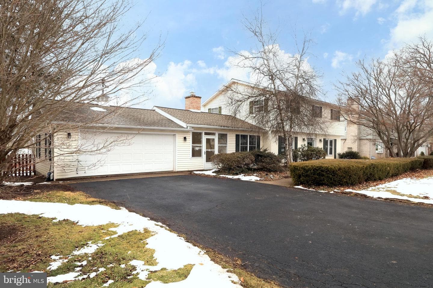 1027 Greenbriar Drive photo 3