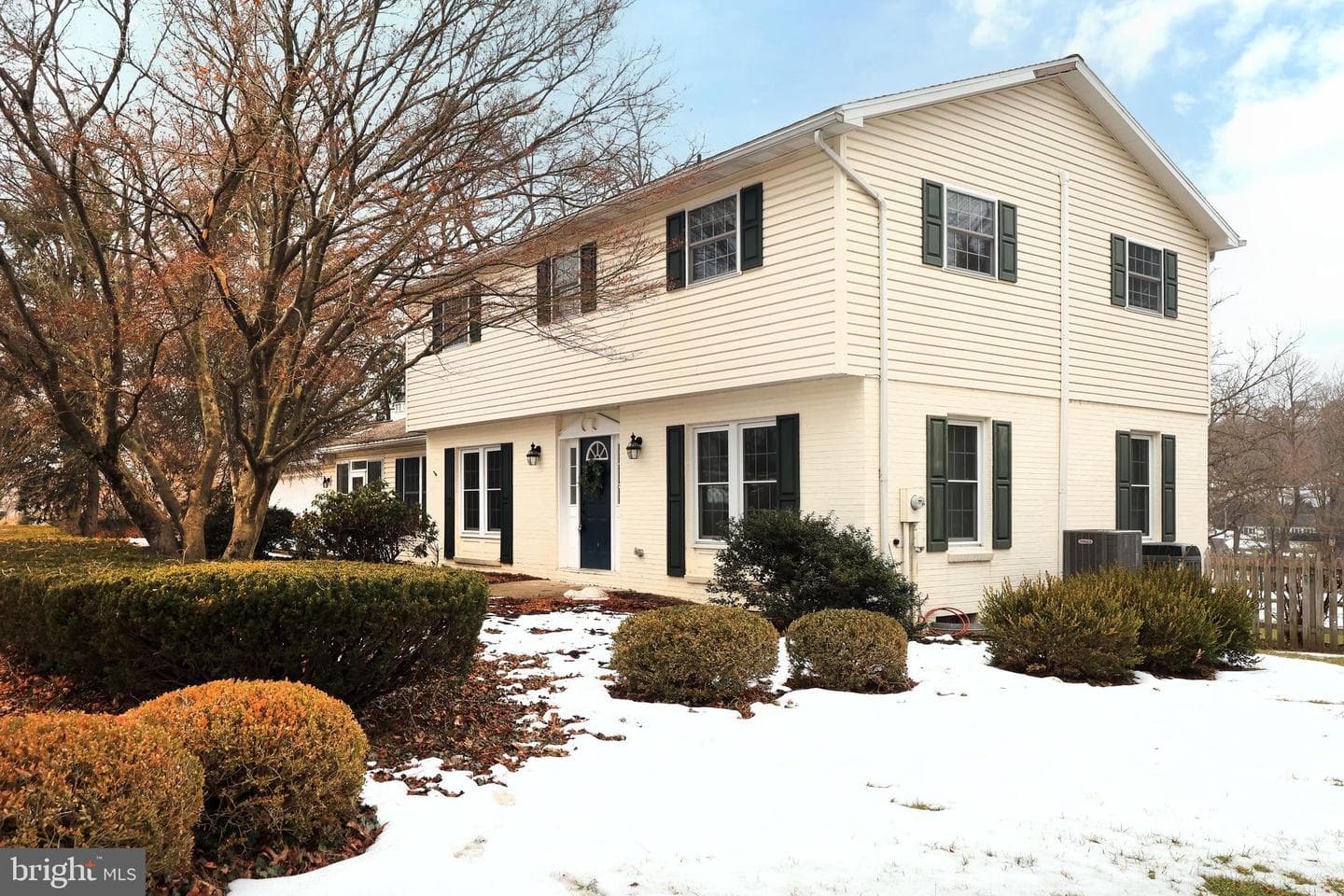 1027 Greenbriar Drive photo 4