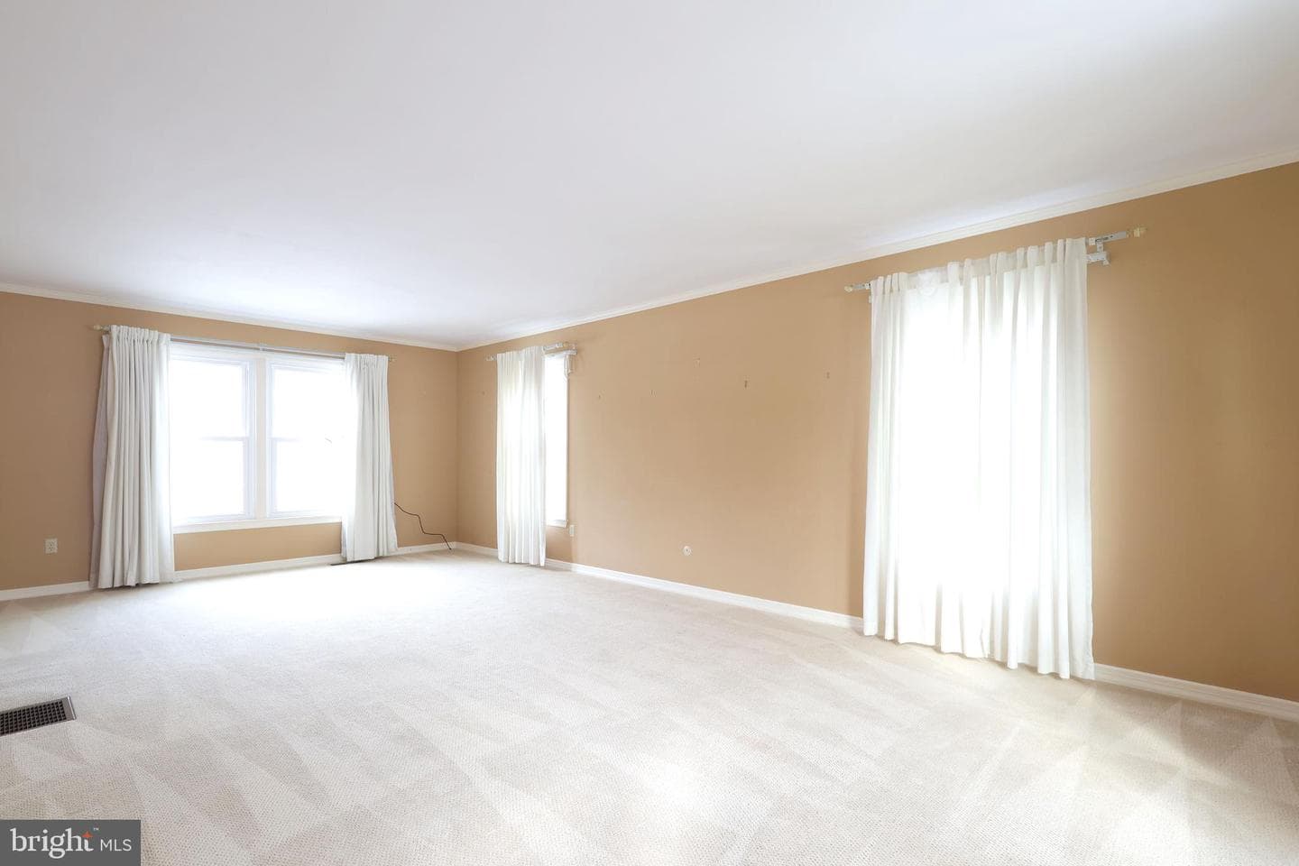 1027 Greenbriar Drive photo 9