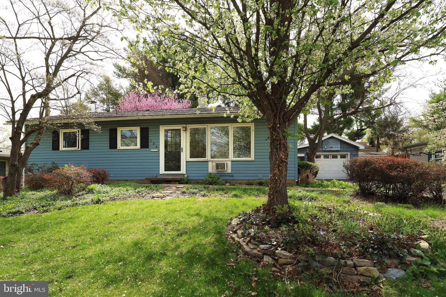 126 W South Hills Avenue photo 2