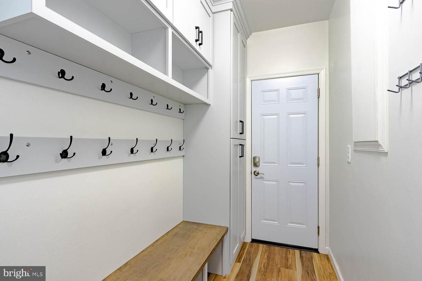 1096 Saxton Drive photo 4