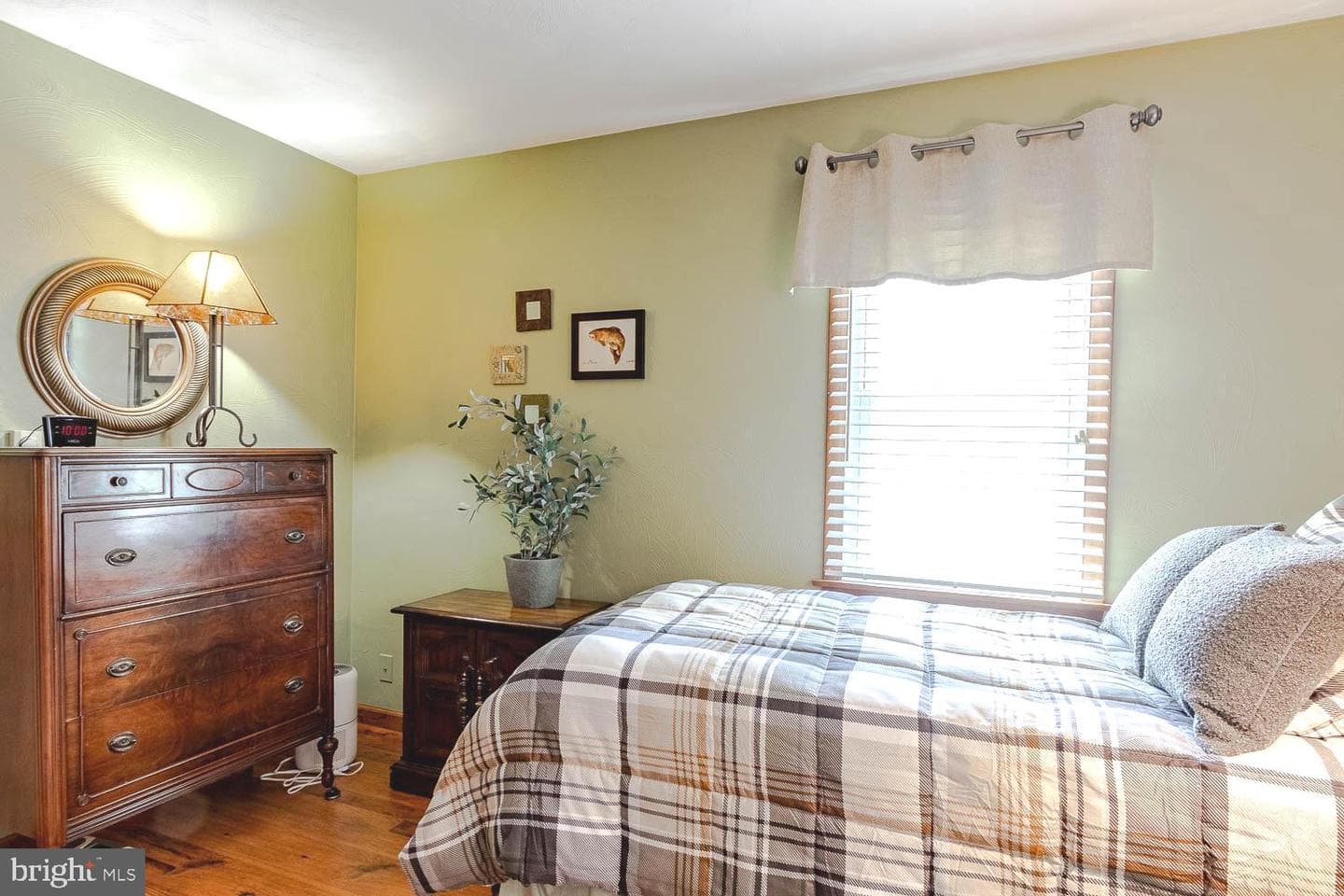512 Montclair Lane photo 34
