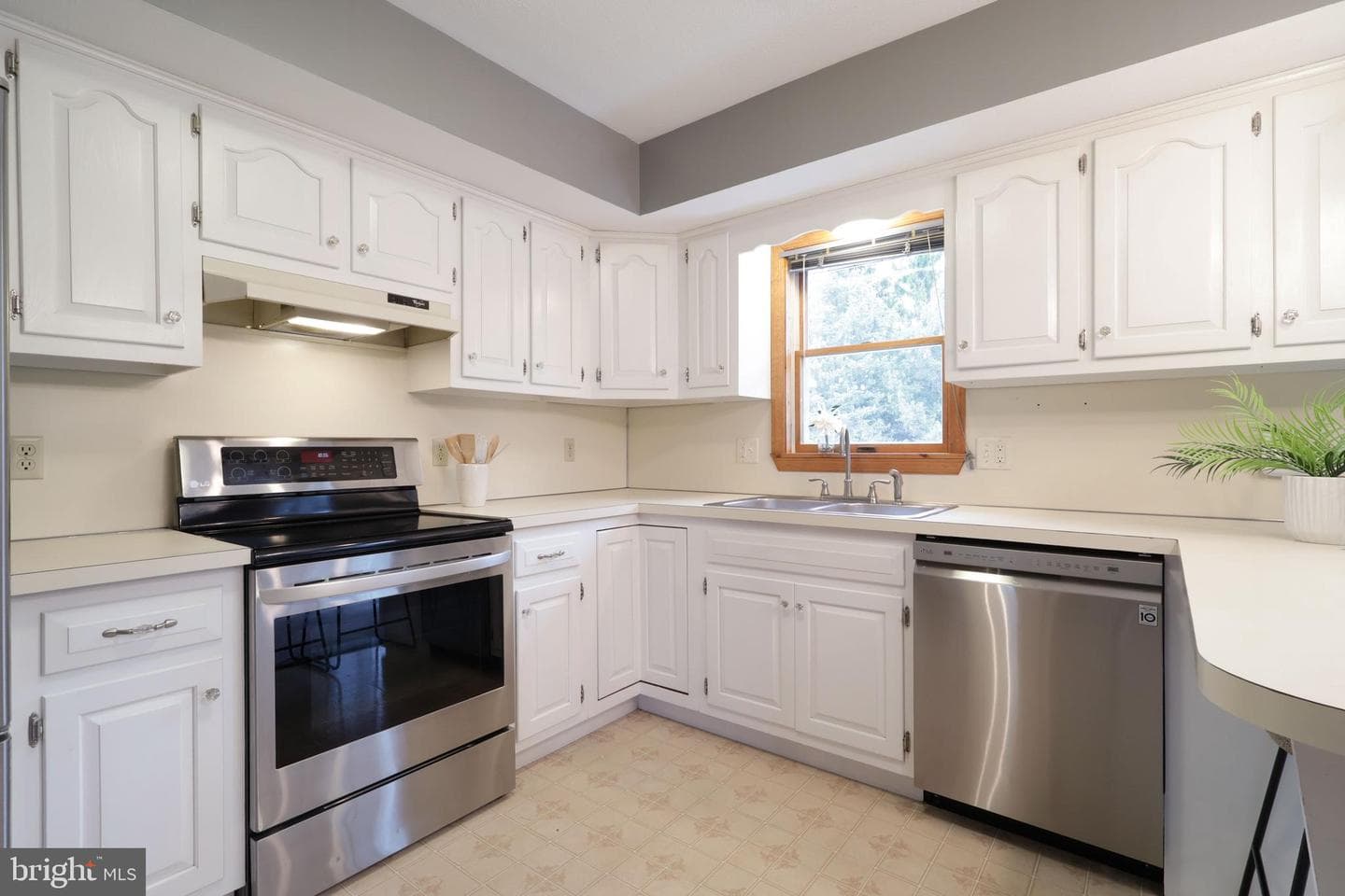 311 Goldfinch Drive photo 14