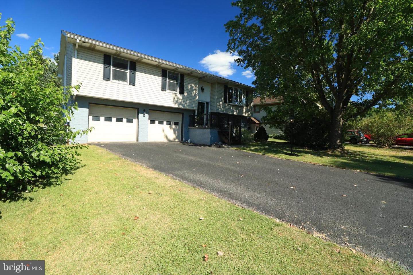 311 Goldfinch Drive photo 2